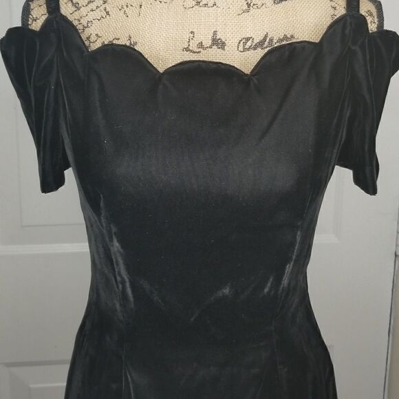 Bee Darlin | Vintage Velvet Scalloped Neck Dress - Picture 7 of 8